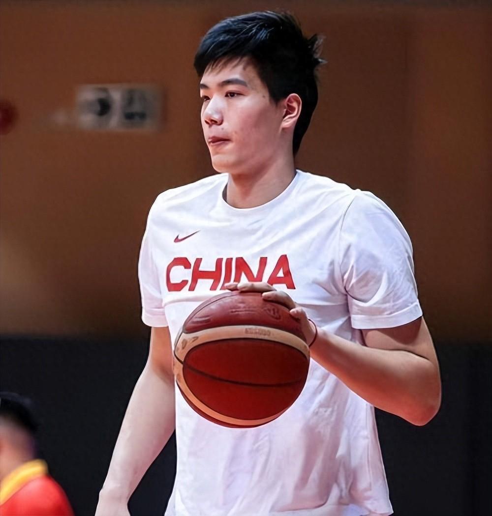 比张镇麟还差！中国男篮逆转夜最失意之人：失误被换下仅出场30秒